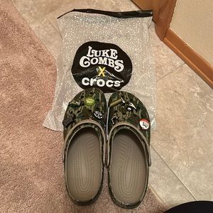 BRAND NEW LUKE COMBS CROCS: Men’s size 13